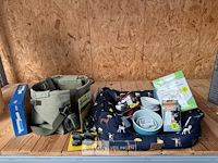 Hondenkussen gevuld met diverse accessoires - afbeelding 1 van  4