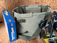 Hondenkussen gevuld met diverse accessoires - afbeelding 2 van  4