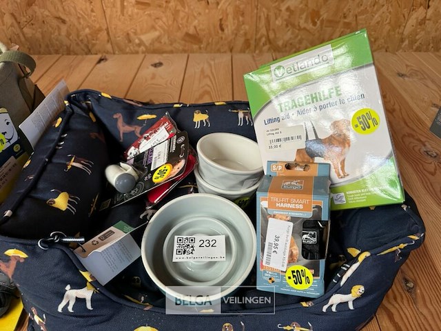 Hondenkussen gevuld met diverse accessoires - afbeelding 4 van  4