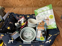Hondenkussen gevuld met diverse accessoires - afbeelding 4 van  4