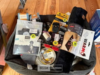 Hondenkussen gevuld met diverse accessoires - afbeelding 2 van  4