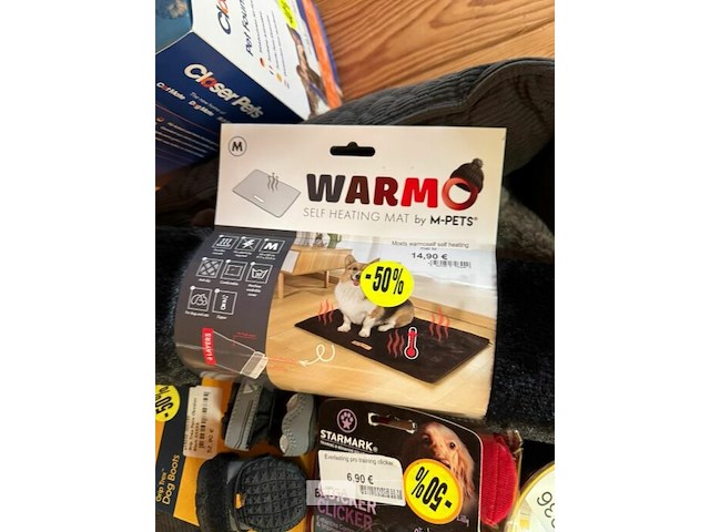 Hondenkussen gevuld met diverse accessoires - afbeelding 3 van  4