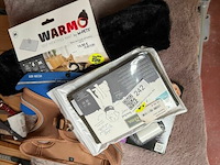 Hondenkussen gevuld met diverse accessoires - afbeelding 1 van  3