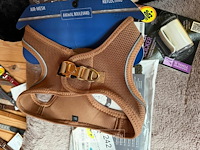 Hondenkussen gevuld met diverse accessoires - afbeelding 2 van  3