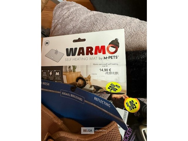 Hondenkussen gevuld met diverse accessoires - afbeelding 3 van  3