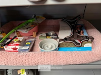 Hondenkussen gevuld met diverse accessoires - afbeelding 1 van  4