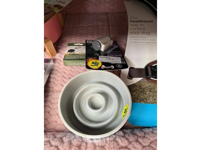 Hondenkussen gevuld met diverse accessoires - afbeelding 3 van  4