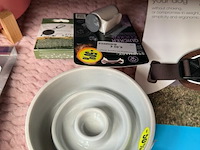 Hondenkussen gevuld met diverse accessoires - afbeelding 3 van  4