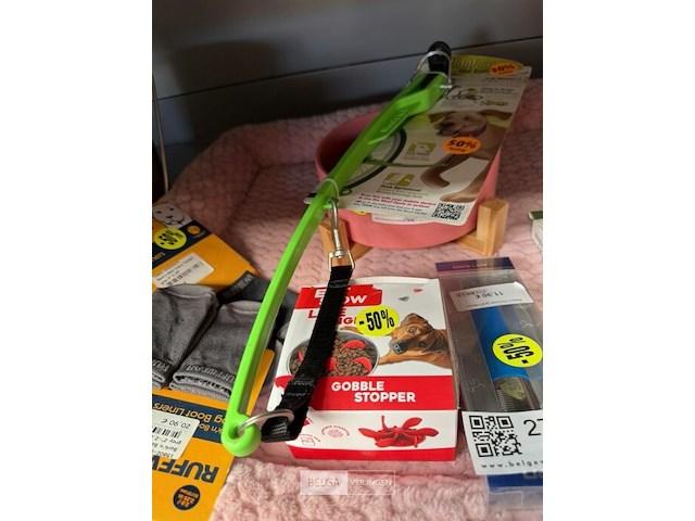 Hondenkussen gevuld met diverse accessoires - afbeelding 4 van  4