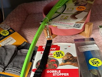Hondenkussen gevuld met diverse accessoires - afbeelding 4 van  4
