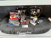 Hondenkussen gevuld met diverse accessoires - afbeelding 1 van  3