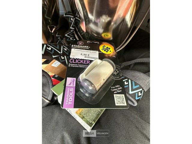 Hondenkussen gevuld met diverse accessoires - afbeelding 2 van  3