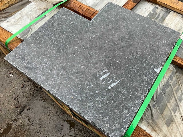 Honend antic bluestone vietnam zwembadboordstenen ca. 96 stuks - afbeelding 1 van  4