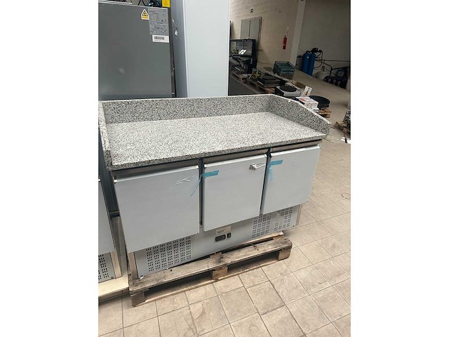 Horeca-apparatuur - aaps903pz - gekoelde pizzakast met 3 deuren op poten - afbeelding 1 van  4