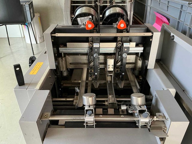 Horizon spf-10ii vouw- en nietmachine met voorsnijder - afbeelding 4 van  6