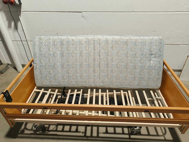 Hospital bed invacare - afbeelding 4 van  8