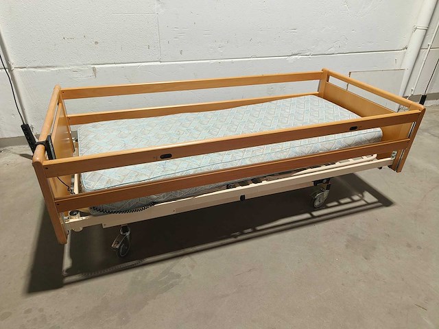 Hospital bed invacare - afbeelding 1 van  8