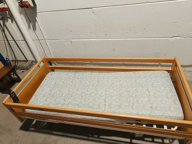 Hospital bed invacare - afbeelding 3 van  8