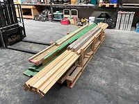Hout balk diverse bouwmaterialen - afbeelding 1 van  3