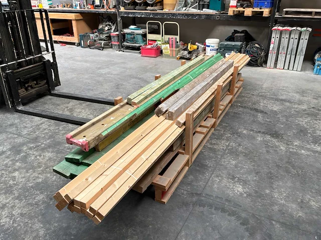 Hout balk diverse bouwmaterialen - afbeelding 1 van  3