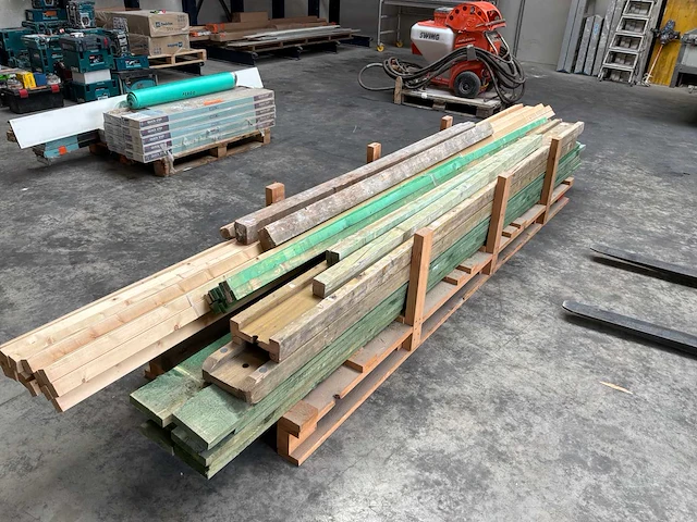 Hout balk diverse bouwmaterialen - afbeelding 3 van  3