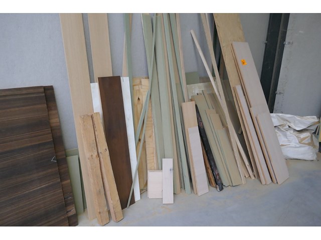 Hout resten en rollen plastiekfolie - afbeelding 2 van  5