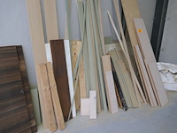 Hout resten en rollen plastiekfolie - afbeelding 2 van  5