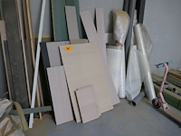 Hout resten en rollen plastiekfolie - afbeelding 3 van  5