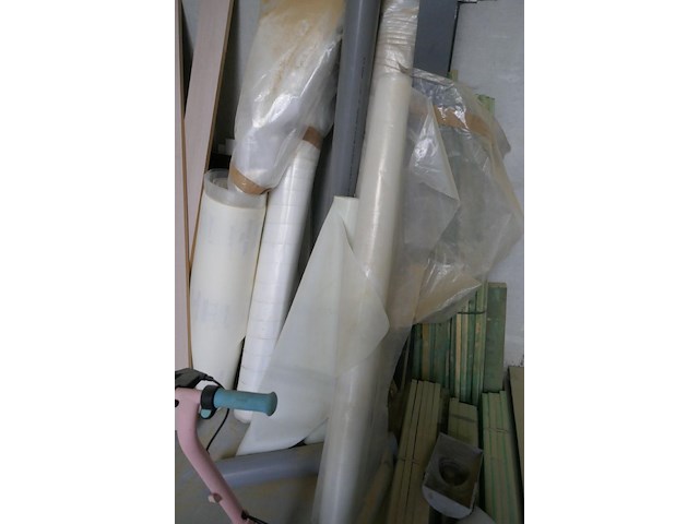 Hout resten en rollen plastiekfolie - afbeelding 4 van  5