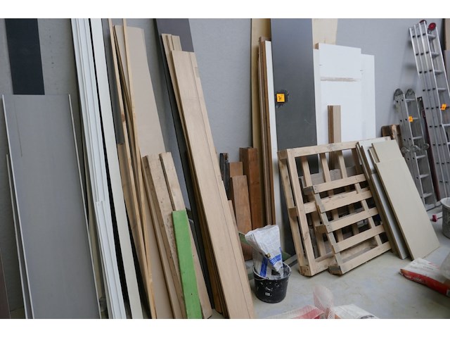 Hout resten en rollen plastiekfolie - afbeelding 5 van  5