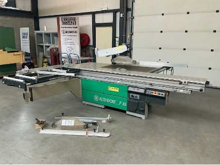 Houtbewerkingsmachines wegens showroom vernieuwing