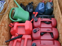 Houten bak met div jerrycans - afbeelding 1 van  1