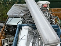 Houten bak met div verlichting en kabels - afbeelding 1 van  2