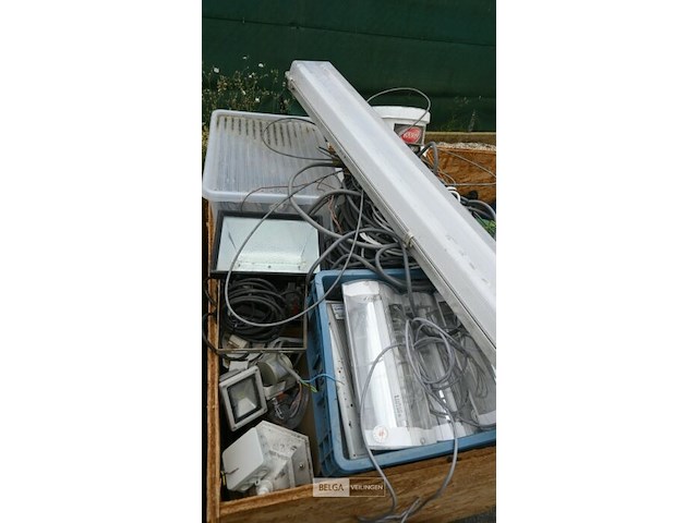 Houten bak met div verlichting en kabels - afbeelding 2 van  2