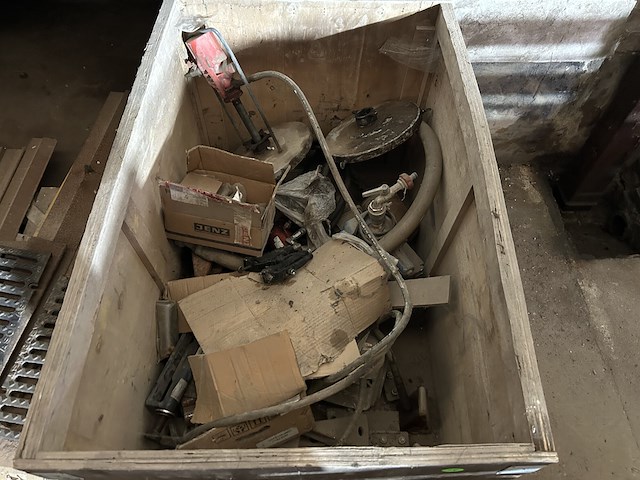 Houten bak met diversen - afbeelding 2 van  4