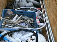 Houten bak met onderdelen sanitair - afbeelding 1 van  1