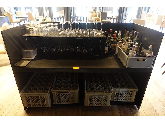 Houten barmeubel + inhoud - afbeelding 1 van  8