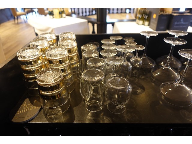 Houten barmeubel + inhoud - afbeelding 2 van  8