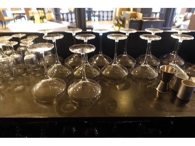 Houten barmeubel + inhoud - afbeelding 3 van  8