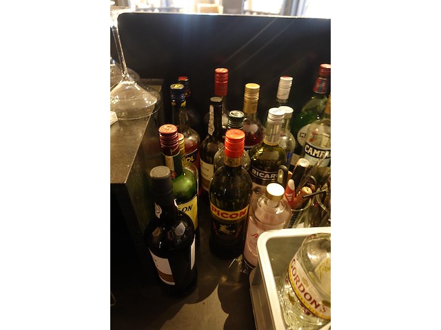 Houten barmeubel + inhoud - afbeelding 4 van  8