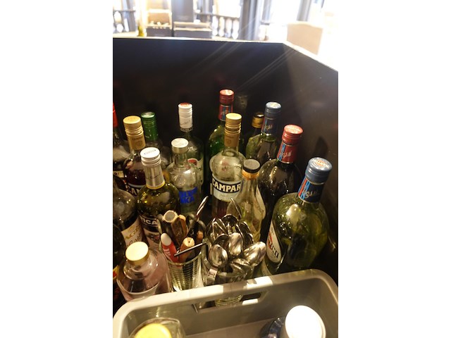 Houten barmeubel + inhoud - afbeelding 5 van  8