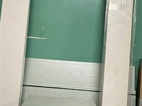 Houten bed met 2 nachtkastjes