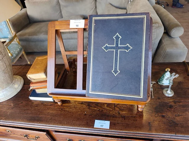 Houten boekstandaard, 6 religieuze boeken, metalen staand kruisbeeld op ronde voet, los klein crucifix, klein devotiebeeldje van maria - afbeelding 1 van  9
