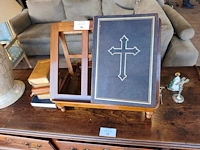 Houten boekstandaard, 6 religieuze boeken, metalen staand kruisbeeld op ronde voet, los klein crucifix, klein devotiebeeldje van maria