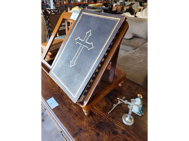 Houten boekstandaard, 6 religieuze boeken, metalen staand kruisbeeld op ronde voet, los klein crucifix, klein devotiebeeldje van maria - afbeelding 2 van  9