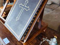 Houten boekstandaard, 6 religieuze boeken, metalen staand kruisbeeld op ronde voet, los klein crucifix, klein devotiebeeldje van maria - afbeelding 2 van  9