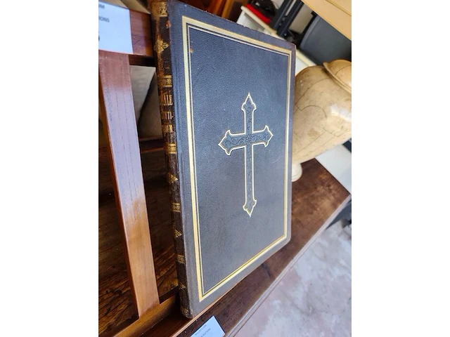 Houten boekstandaard, 6 religieuze boeken, metalen staand kruisbeeld op ronde voet, los klein crucifix, klein devotiebeeldje van maria - afbeelding 3 van  9