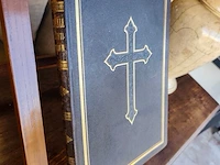 Houten boekstandaard, 6 religieuze boeken, metalen staand kruisbeeld op ronde voet, los klein crucifix, klein devotiebeeldje van maria - afbeelding 3 van  9
