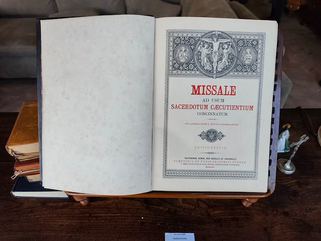 Houten boekstandaard, 6 religieuze boeken, metalen staand kruisbeeld op ronde voet, los klein crucifix, klein devotiebeeldje van maria - afbeelding 4 van  9