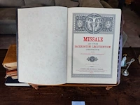 Houten boekstandaard, 6 religieuze boeken, metalen staand kruisbeeld op ronde voet, los klein crucifix, klein devotiebeeldje van maria - afbeelding 4 van  9